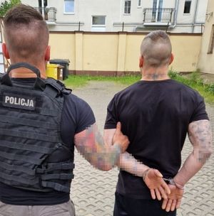 Policjant i zatrzymany mężczyzna