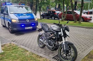 Radiowóz i zatrzymany do kontroli motocykl