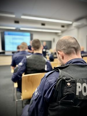 Policjanci prowadzą szkolenie