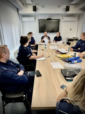 Policjanci prowadzą szkolenie