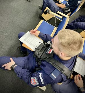 Policjanci prowadzą szkolenie