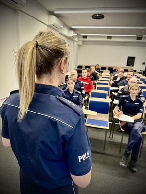 Policjanci prowadzą szkolenie