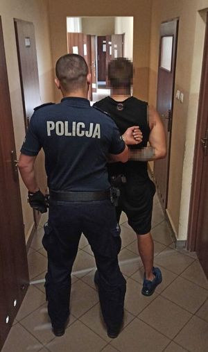 Policjant i zatrzymany mężczyzna