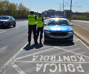 Dwójka policjantów i oznakowany radiowóz