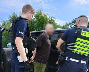 Policjanci zatrzymują mężczyznę