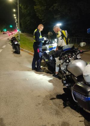 Policjant i zatrzymany motocyklista do kontroli