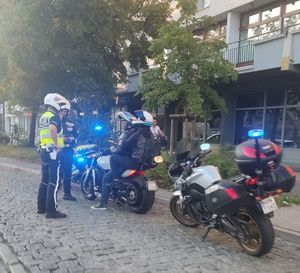 Policjant i zatrzymany motocyklista do kontroli