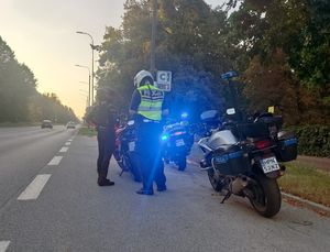 Policjant i zatrzymany motocyklista do kontroli