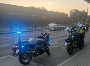 Policjant i zatrzymany motocyklista do kontroli