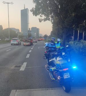 Policjant i zatrzymany motocyklista do kontroli