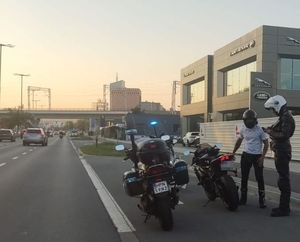 Policjant i zatrzymany motocyklista do kontroli