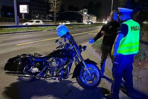 Policjant i zatrzymany motocyklista do kontroli