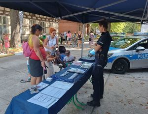 Policjantka na festynie