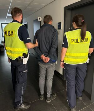 Policjanci i zatrzymany mężczyzna