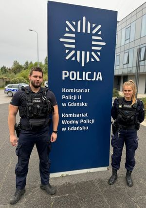 Dwójka umundurowanych policjantów