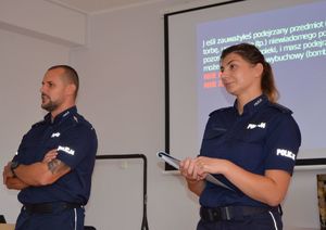 Policjanci na spotkaniu z pracownikami biblioteki