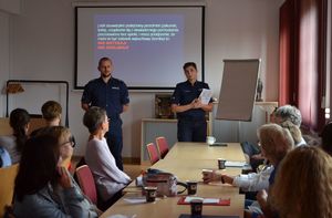 Policjanci na spotkaniu z pracownikami biblioteki