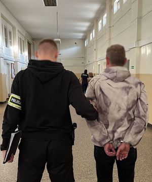 Policjant i zatrzymany mężczyzna