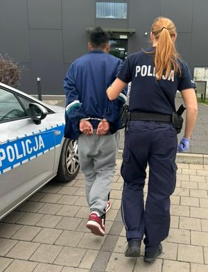 Policjantka i zatrzymany mężczyzna