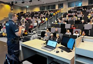 Policjant na spotkaniu z seniorami