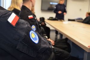 Policjantki na spotkaniu z licealistkami