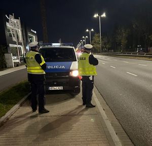 Policjant ruchu drogowego mierzy prędkość