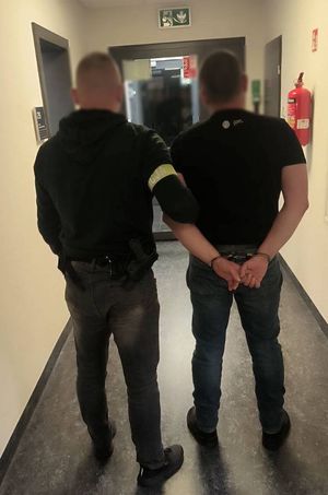 Policjant i zatrzymany mężczyzna