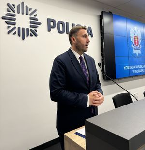 Policjanci na zbiórce z okazji Dnia Niepodległości