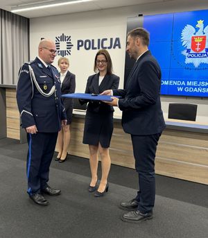 Policjanci na zbiórce z okazji Dnia Niepodległości