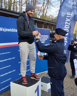 Policjanci na zawodach biegowych