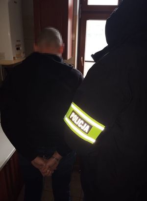 Policjant i zatrzymany mężczyzna