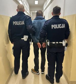 Policjanci i zatrzymany mężczyzna