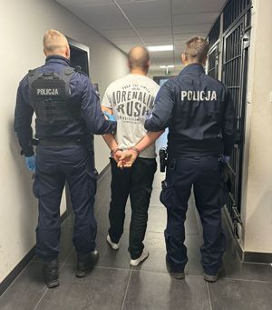 Policjanci i zatrzymany mężczyzna