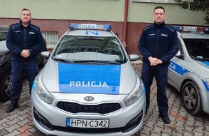 Policjanci przy radiowozie