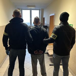 Policjanci i zatrzymany mężczyzna