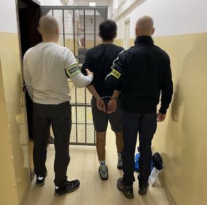 Policjanci kryminalni i zatrzymany mężczyzna