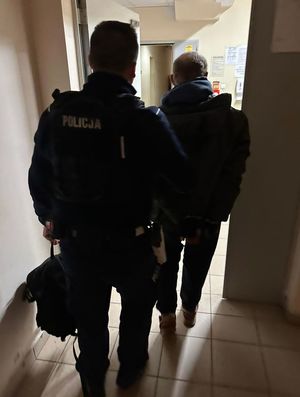 Policjant i zatrzymany mężczyzna