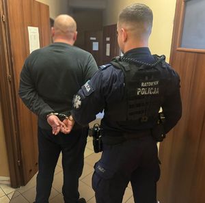 Policjant i zatrzymany mężczyzna