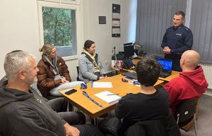 Policjant na spotkaniu ze studentami