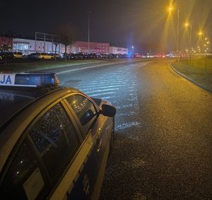 radiowóz i pojazd zatrzymany do kontroli