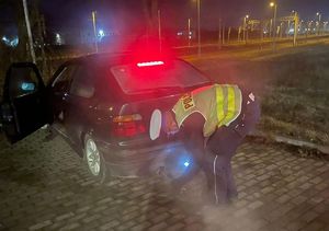 Policjant kontroluje samochód