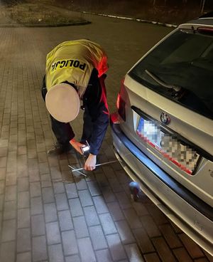 Policjant kontroluje samochód
