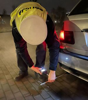 Policjant kontroluje samochód