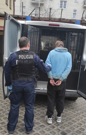 Policjant i zatrzymany mężczyzna