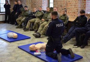 spotkanie policjantów z uczniami liceum