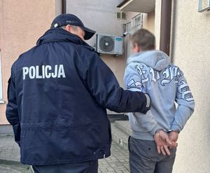 Policjant prowadzi zatrzymanego