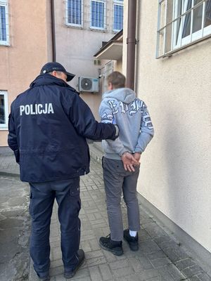 Policjant prowadzi zatrzymanego