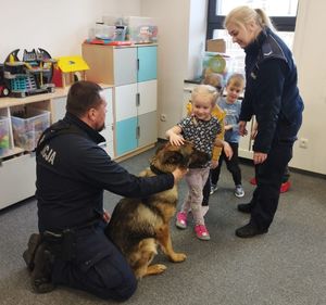 Policjanci na spotkaniu z przedszkolakami