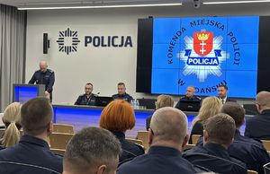 Policjanci na odprawie służbowej