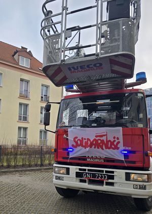 Pojazd straży pożarnej na tle budynku